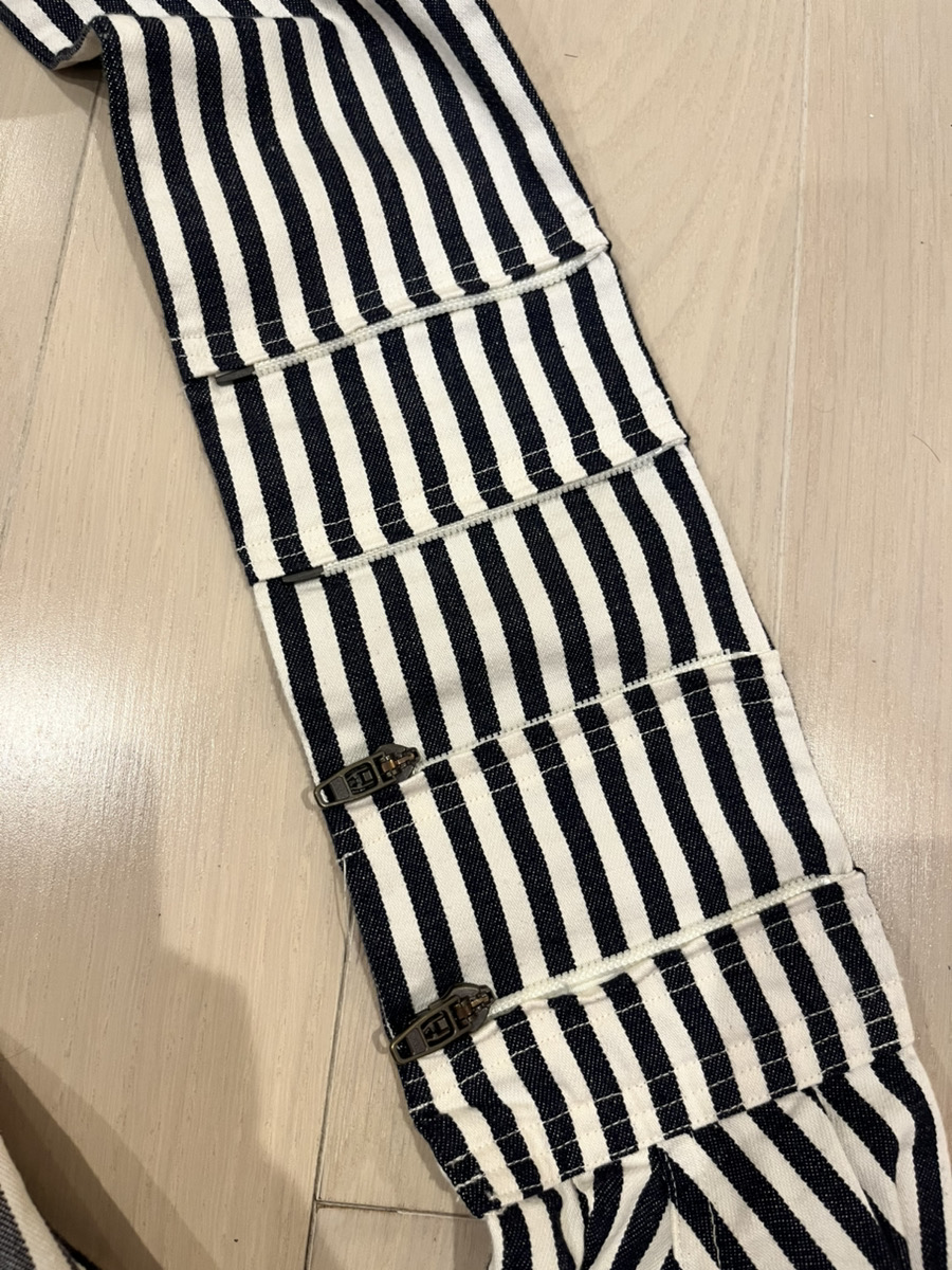 肩ひもの途中に段になったファスナーが付いている