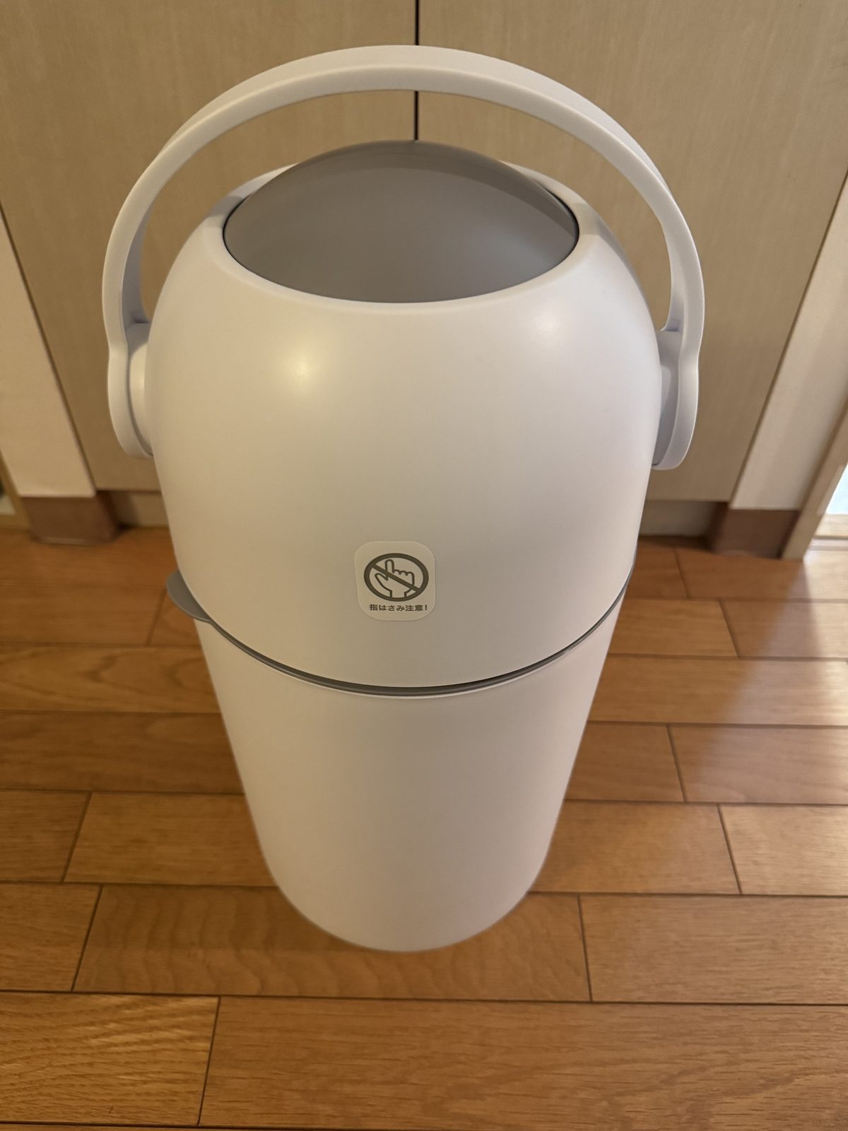 ピジョン ステールの全体。持ち運び用のハンドルと、本体の合わせ目に貼られた「指はさみ注意！」のシール